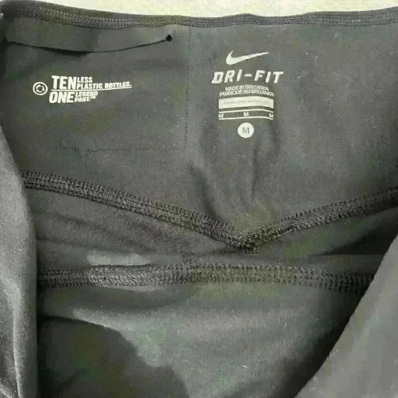 COPY - Women’s Black Dri Fit Nike Capris Leggings Size Medium - Picture 4 of 6